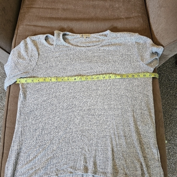 Democracy Long Sleeve One Cold Shoulder Lightweight Sweater Size M - Picture 9 of 11